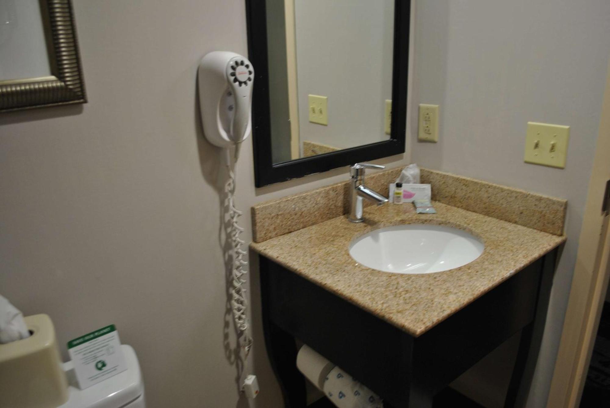 Best Western Owego Inn Екстериор снимка